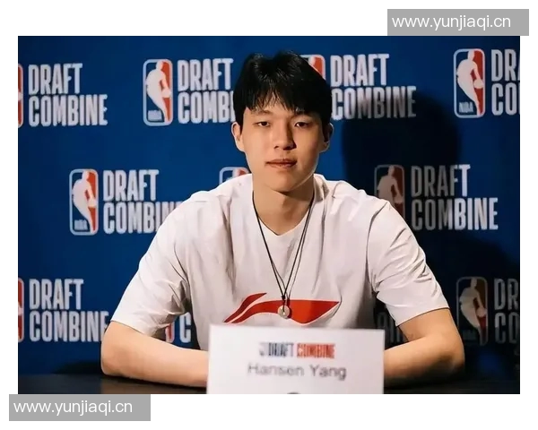 裁判针对杨瀚森，3分钟3犯太离谱！小杨没受影响，赛后叙旧换球衣